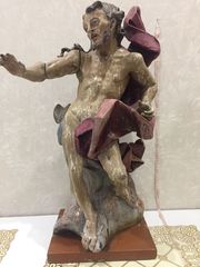 Скульптура стоящего Христа выполнена в динамическом развороте